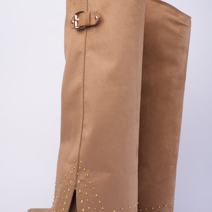 Bota larga taupe con capa y taches