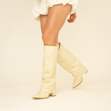 Botas altas beige efecto cocodrilo con tacón medio