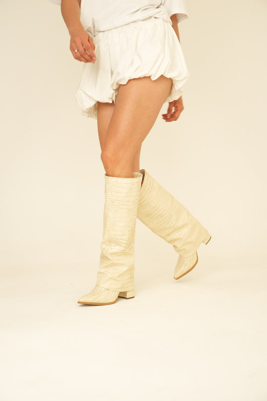 Botas altas beige efecto cocodrilo con tacón medio