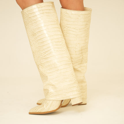 Botas altas beige efecto cocodrilo con tacón medio
