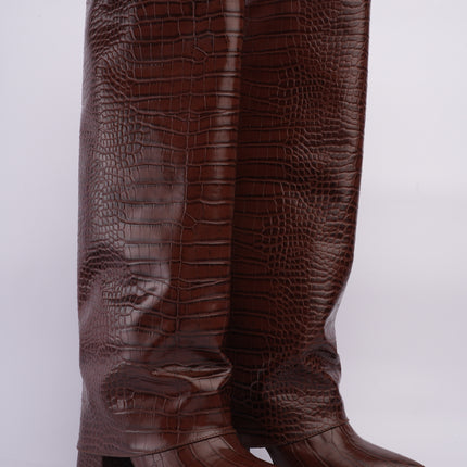 Botas altas café efecto cocodrilo con tacón medio