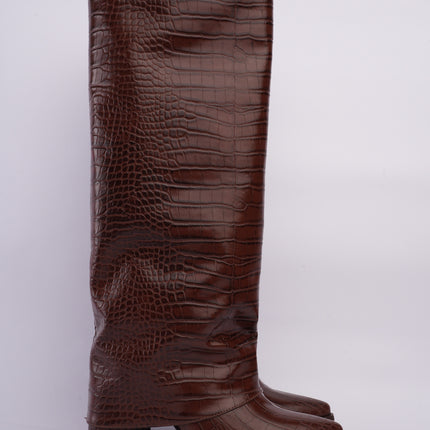 Botas altas café efecto cocodrilo con tacón medio