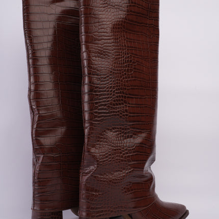 Botas altas café efecto cocodrilo con tacón medio