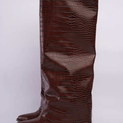 Botas altas café efecto cocodrilo con tacón medio