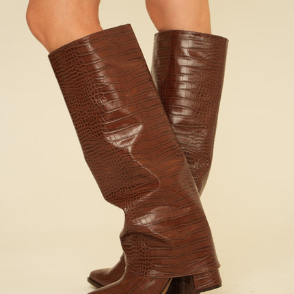Botas altas café efecto cocodrilo con tacón medio