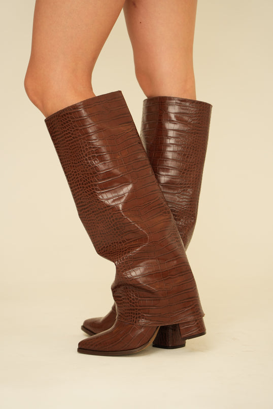 Botas altas café efecto cocodrilo con tacón medio