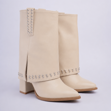 Botas beige caña media con capa y taches