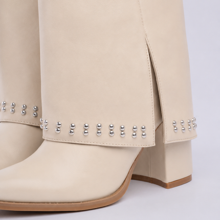 Botas beige caña media con capa y taches