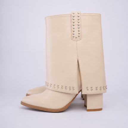 Botas beige caña media con capa y taches