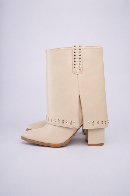 Botas beige caña media con capa y taches