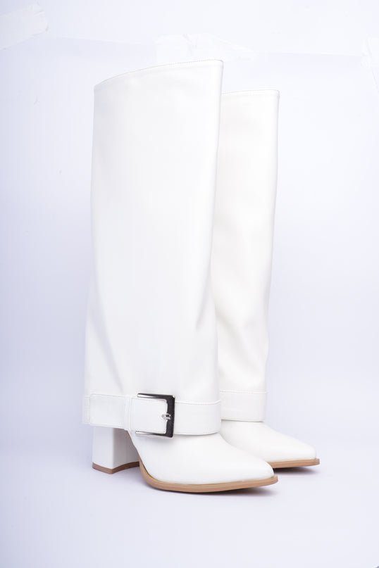 Botas caña alta blancas con hebilla plateada