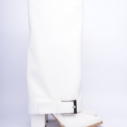 Botas caña alta blancas con hebilla plateada