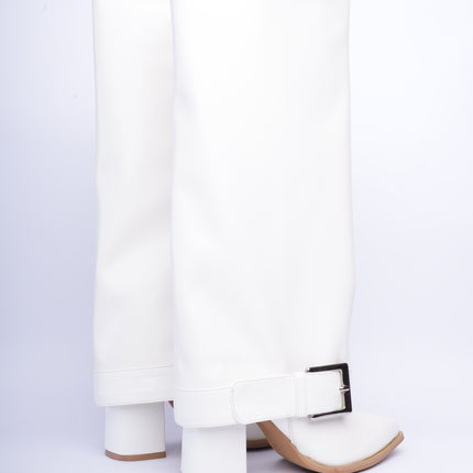 Botas caña alta blancas con hebilla plateada