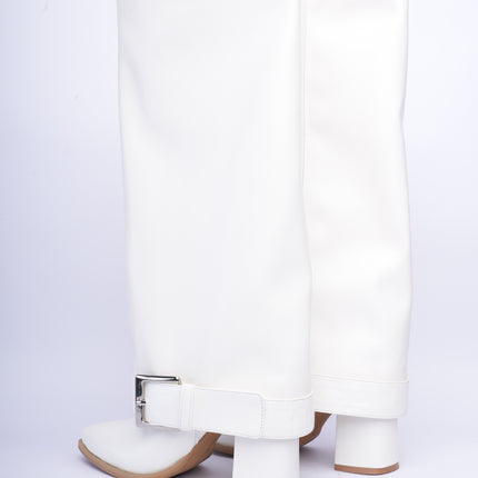 Botas caña alta blancas con hebilla plateada