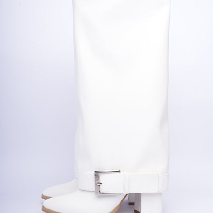 Botas caña alta blancas con hebilla plateada