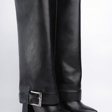 Botas caña alta negras con hebilla plateada