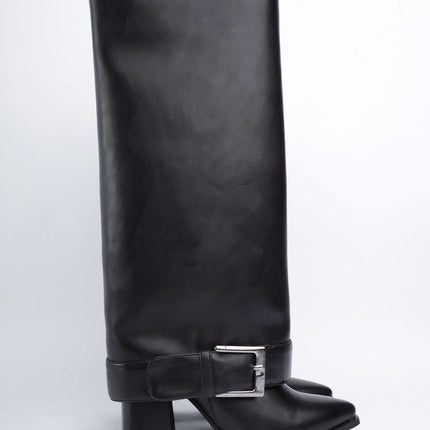 Botas caña alta negras con hebilla plateada