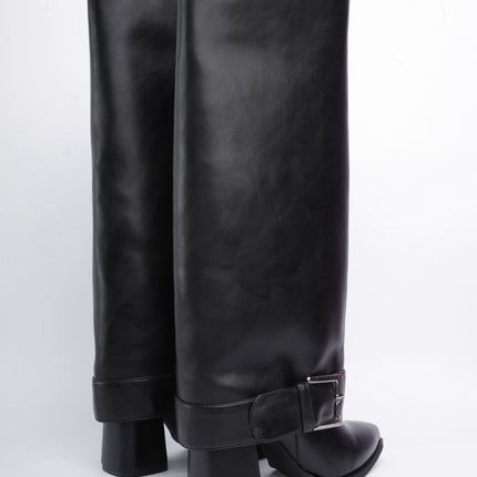 Botas caña alta negras con hebilla plateada