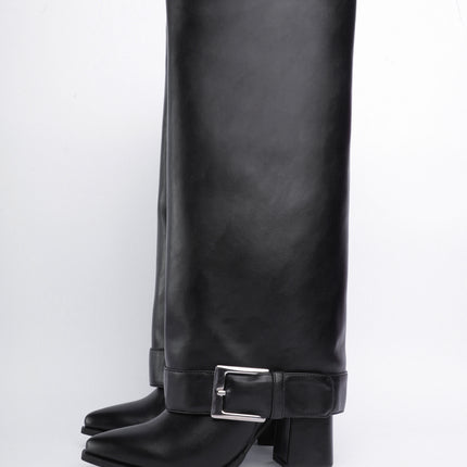 Botas caña alta negras con hebilla plateada