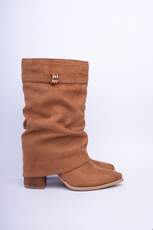 Botas caña media miel con argolla dorada