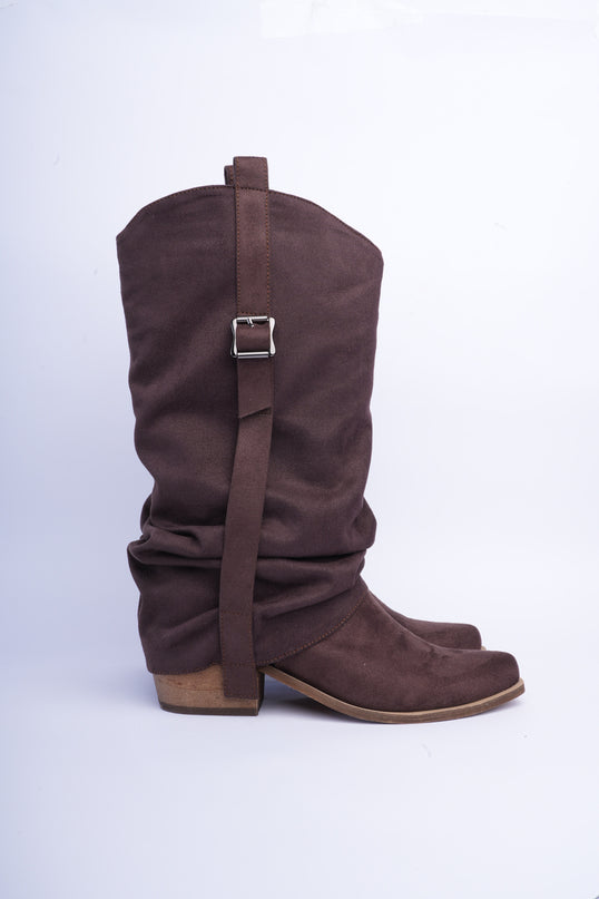 Botas cowgirl caña alta en gamuza café con hebilla