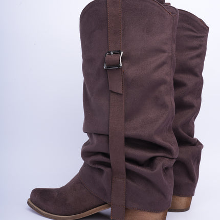 Botas cowgirl caña alta en gamuza café con hebilla