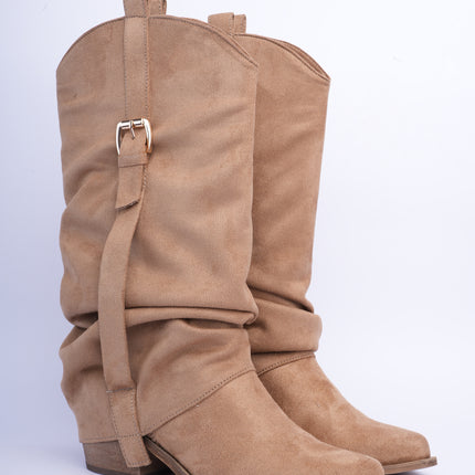 Botas cowgirl caña alta en gamuza camel con hebilla