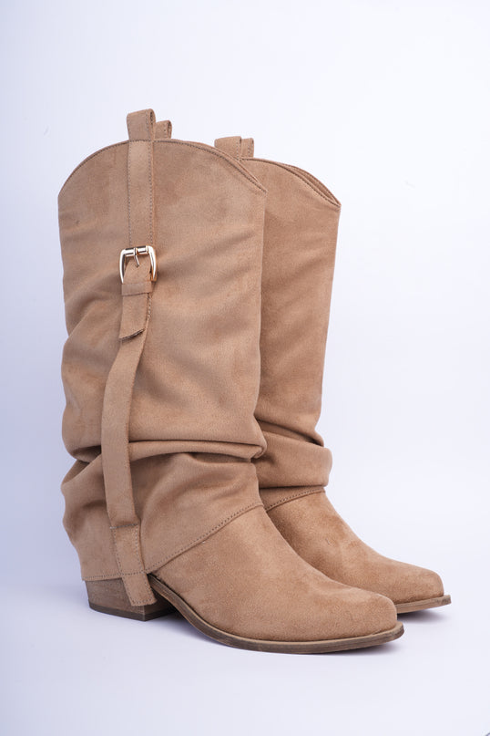 Botas cowgirl caña alta en gamuza camel con hebilla