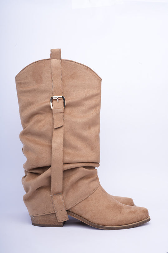 Botas cowgirl caña alta en gamuza camel con hebilla
