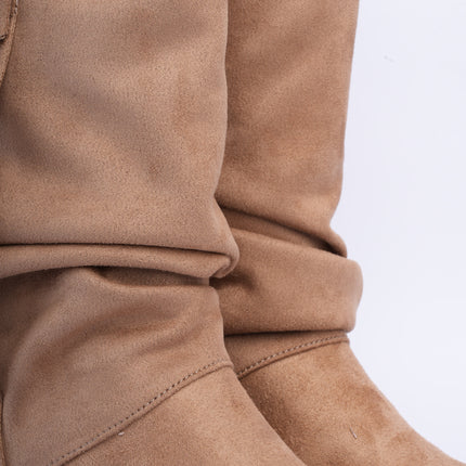 Botas cowgirl caña alta en gamuza camel con hebilla
