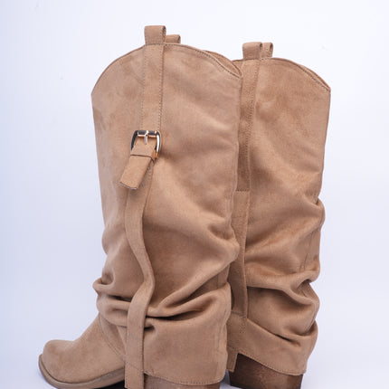 Botas cowgirl caña alta en gamuza camel con hebilla