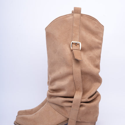 Botas cowgirl caña alta en gamuza camel con hebilla