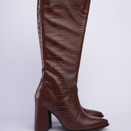 Botas largas café textura cocodrilo