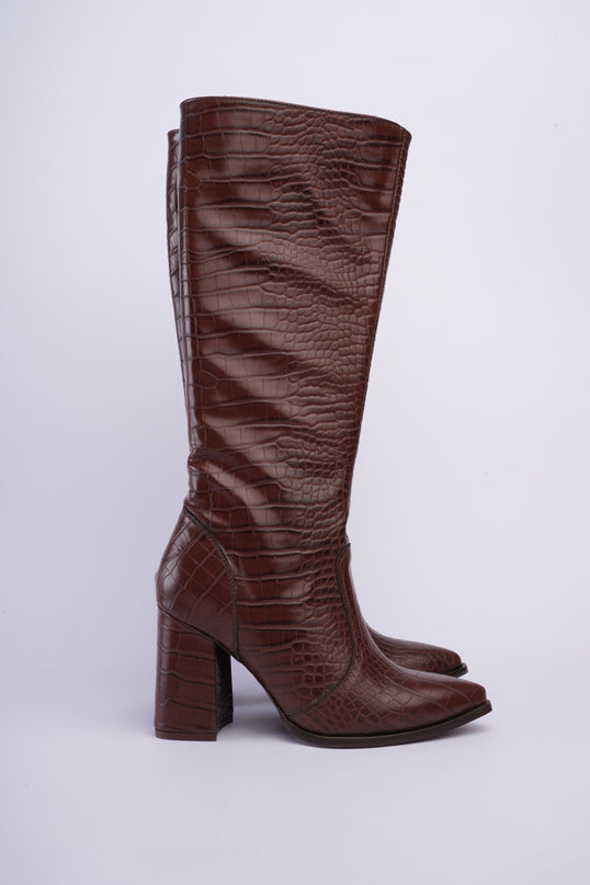 Botas largas café textura cocodrilo