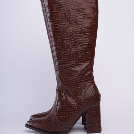 Botas largas café textura cocodrilo