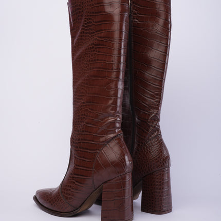 Botas largas café textura cocodrilo