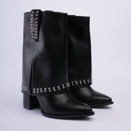 Botas negras caña media con capa y taches