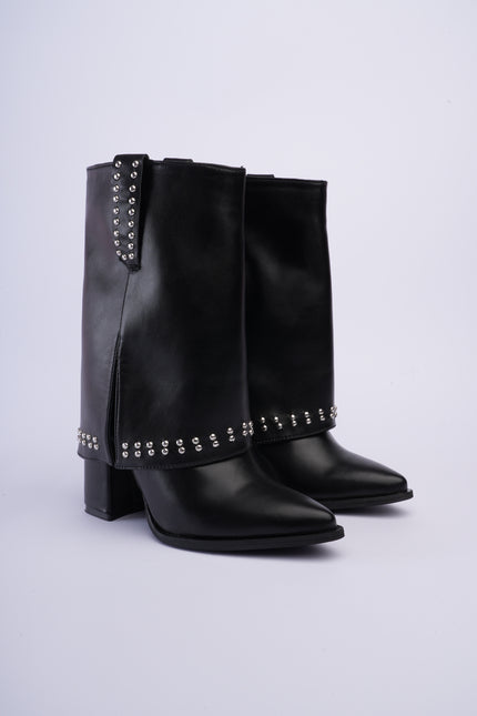 Botas negras caña media con capa y taches