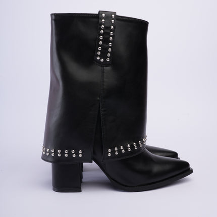 Botas negras caña media con capa y taches