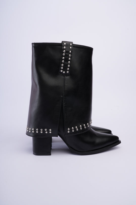 Botas negras caña media con capa y taches