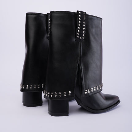 Botas negras caña media con capa y taches