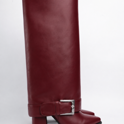 Botas caña alta vino con hebilla plateada