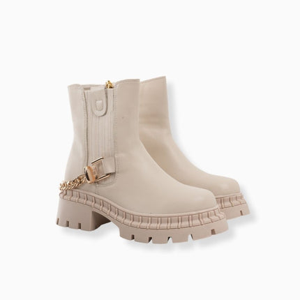 Botines crema con cadena dorada