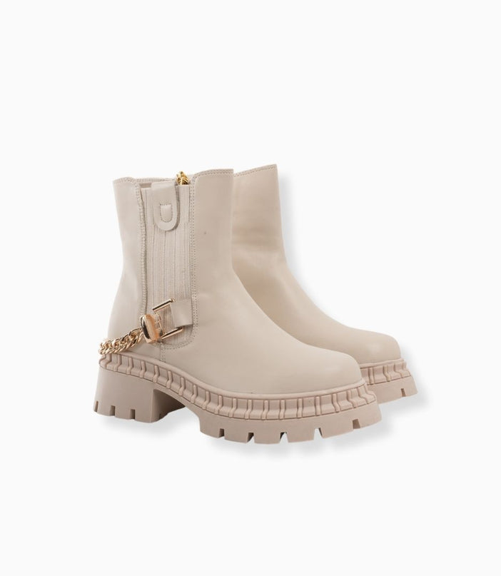 Botines crema con cadena dorada