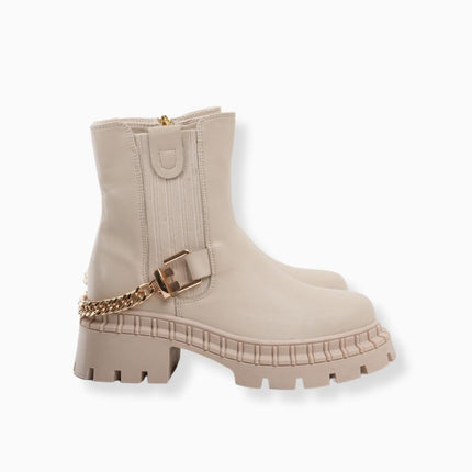 Botines crema con cadena dorada