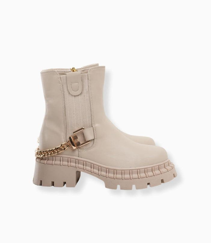 Botines crema con cadena dorada