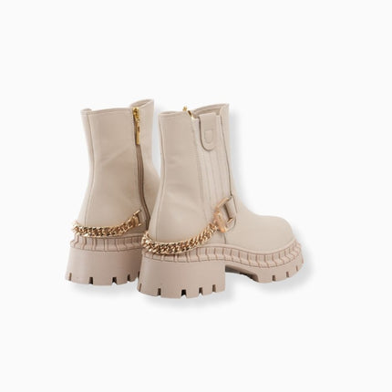 Botines crema con cadena dorada