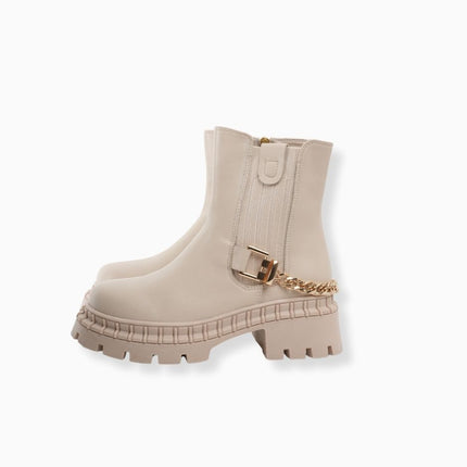 Botines crema con cadena dorada