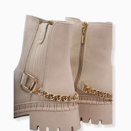 Botines crema con cadena dorada