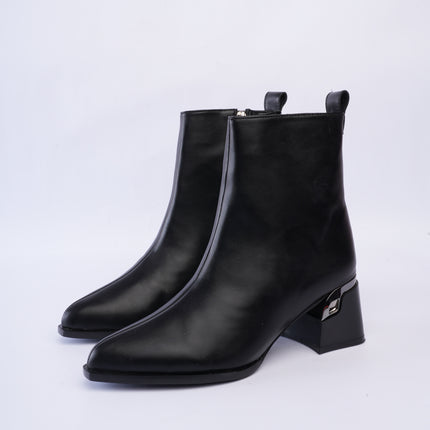 Botines elegantes de tacón minimalista negros